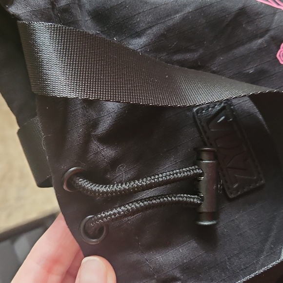 ZYIA black small purse with pink FLOURISH lettering - Picture 5 of 9